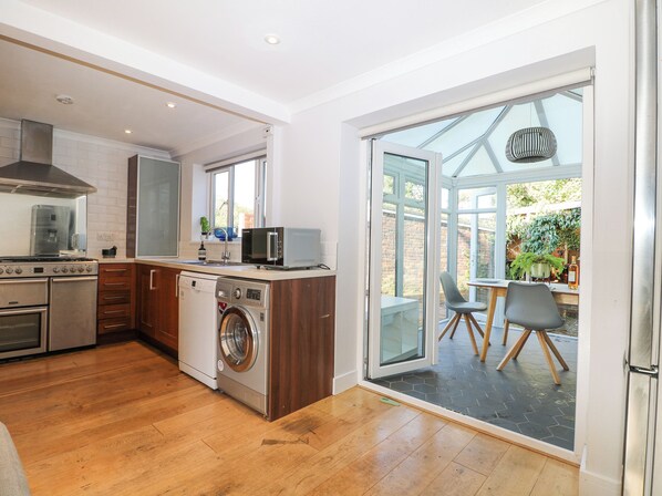 Een koelkast, een vaatwasser, een waterkoker, een broodrooster