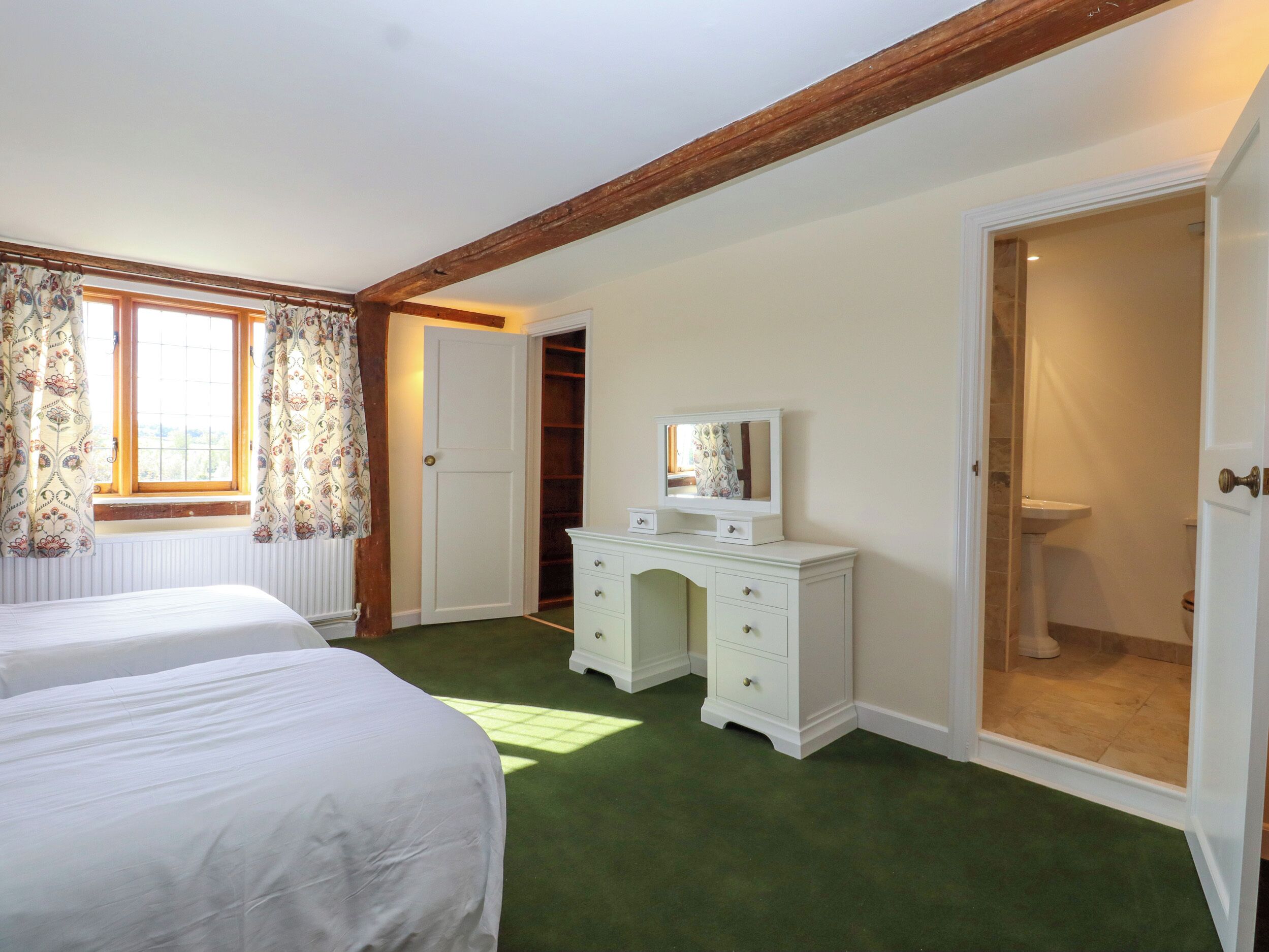 4 quartos, individualmente decorados, individualmente mobiliados