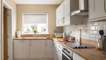 Een vaatwasser, kookgerei, borden en bestek