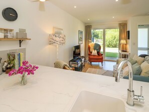 Living area - J21 Vermont (Yarmouth)