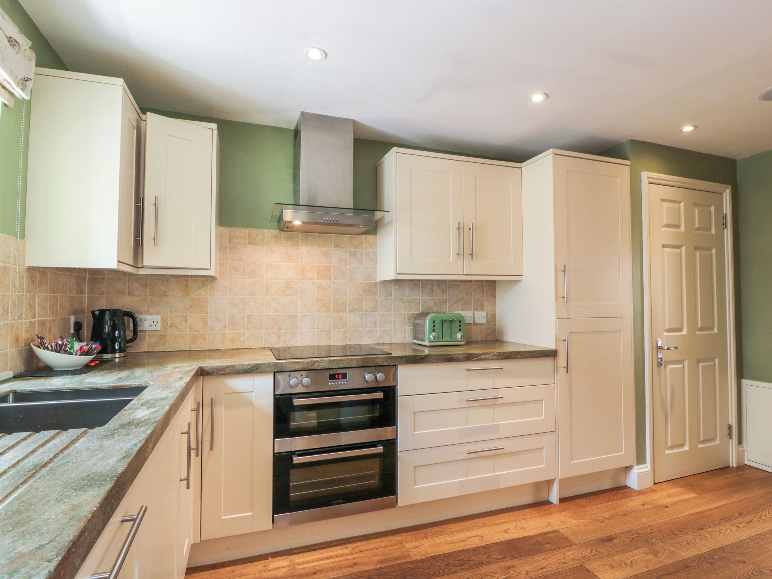 ثلاجة، غسالة أطباق، غلّاية كهربائية، محمصة خبز