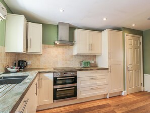 Fridge, dishwasher, electric kettle, toaster - The Suite (Thornhill)