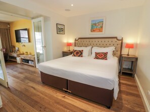 1 bedroom, individually decorated, individually furnished, free WiFi - The Suite (Thornhill)