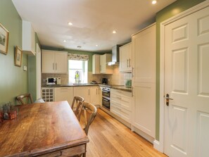 Fridge, dishwasher, electric kettle, toaster - The Suite (Thornhill)