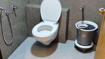 Klassieke tweepersoonskamer | Badkamer | Een douche, pantoffels, handdoeken, zeep