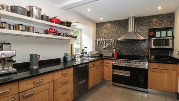 Geladeira, lava-louças, chaleira elétrica, torradeira