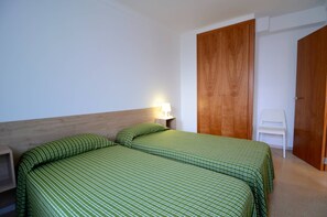 6 chambres, fer et planche à repasser