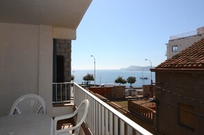 Classic Apartment, 3 Bedrooms | Outdoor dining - Apartment With Three Rooms in Lescala (L'Escala)