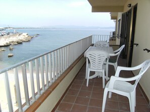 Apartamento Confort, 3 habitaciones | Restaurante al aire libre