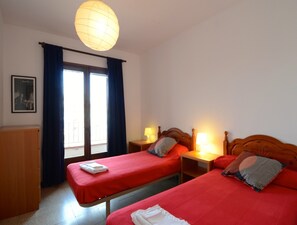 Deluxe Apartment, 3 Bedrooms | 8 bedrooms, iron/ironing board - Apartment With Three Rooms in Lescala (L'Escala)