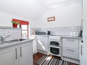 Feriehus | Privat køkken | Køleskab, opvaskemaskine, elkedel, brødrister
