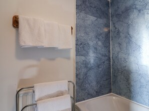 Cottage | Bathroom | Shower, hair dryer