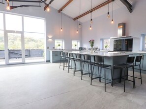 Geladeira, lava-louças, chaleira elétrica, torradeira