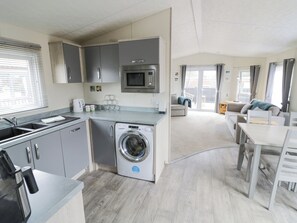 Geladeira, lava-louças, chaleira elétrica, torradeira