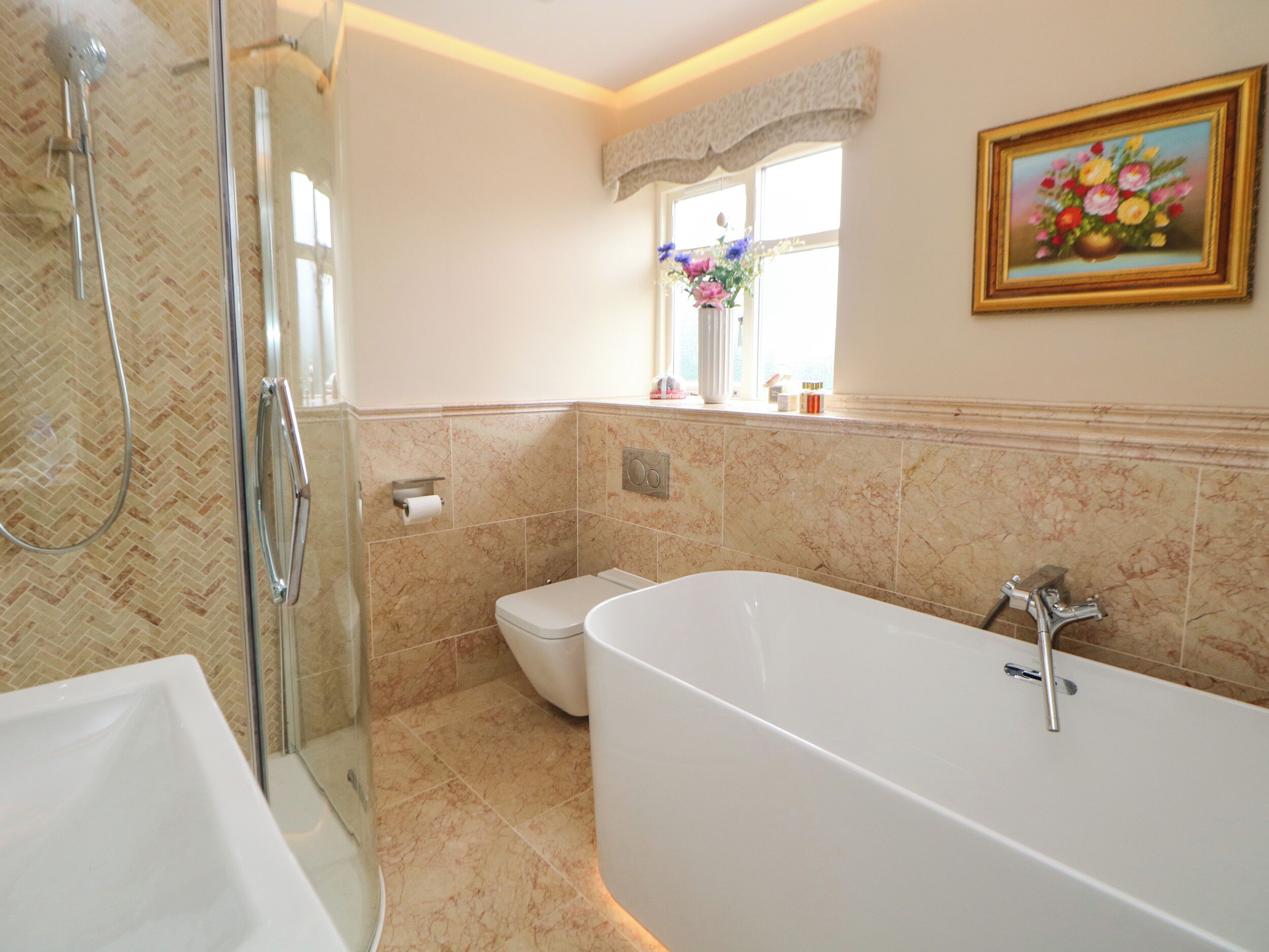 Une salle de bain avec douche, toilettes et baignoire.
