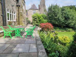 Outdoor dining - The Old Coach House (Buxton)