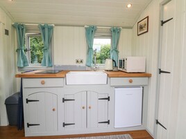 Refrigerador, tetera/pava eléctrica, tostadora, utensilios de cocina