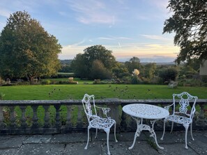 Outdoor dining - Humphreston House (Bristol)