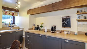 KĂŒhlschrank, Wasserkocher, Toaster, Kochgeschirr/Geschirr/Besteck