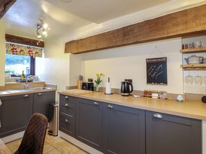 Fridge, electric kettle, toaster, cookware/dishes/utensils - Peak Cottage (Hope Valley)