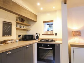 Refrigerador, tetera/pava eléctrica, tostadora, utensilios de cocina