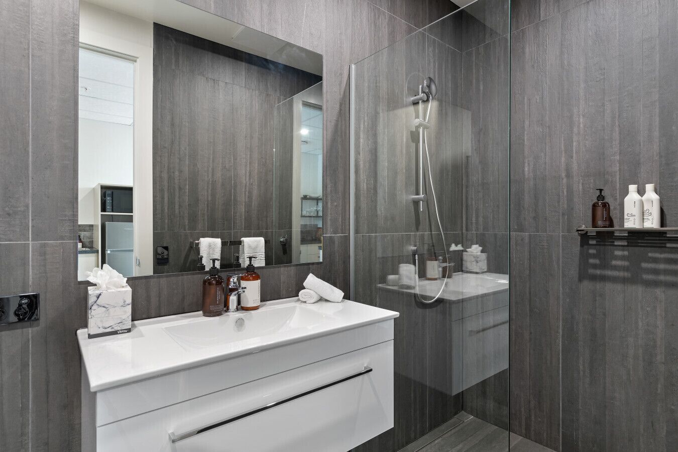 Een haardroger, handdoeken