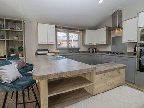 Fridge, dishwasher, electric kettle, toaster - The Three Bears Lodge, Coniston Drive 11 (Carnforth)