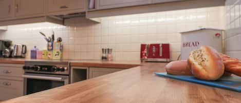 Frigorífico, lavavajillas, hervidor eléctrico y tostadora