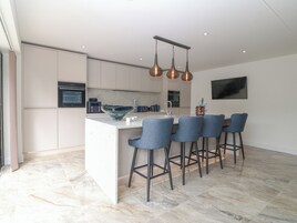 Frigorífico, lavavajillas, hervidor eléctrico y tostadora