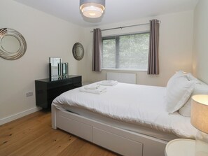 2 Schlafzimmer, individuell dekoriert, individuell eingerichtet