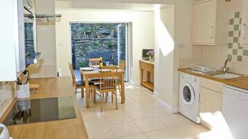 Refrigerador, lavavajillas, tetera/pava eléctrica, utensilios de cocina