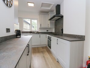 Réfrigérateur, lave-vaisselle, bouilloire électrique, grille-pain