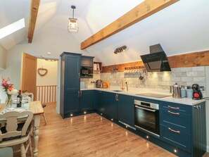 Fridge, dishwasher, electric kettle, toaster - Horsedale Barn (Matlock)