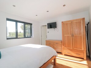 4 bedrooms, individually decorated, individually furnished, free WiFi