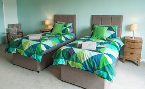 5 kamar tidur dan didekorasi berbeda-beda