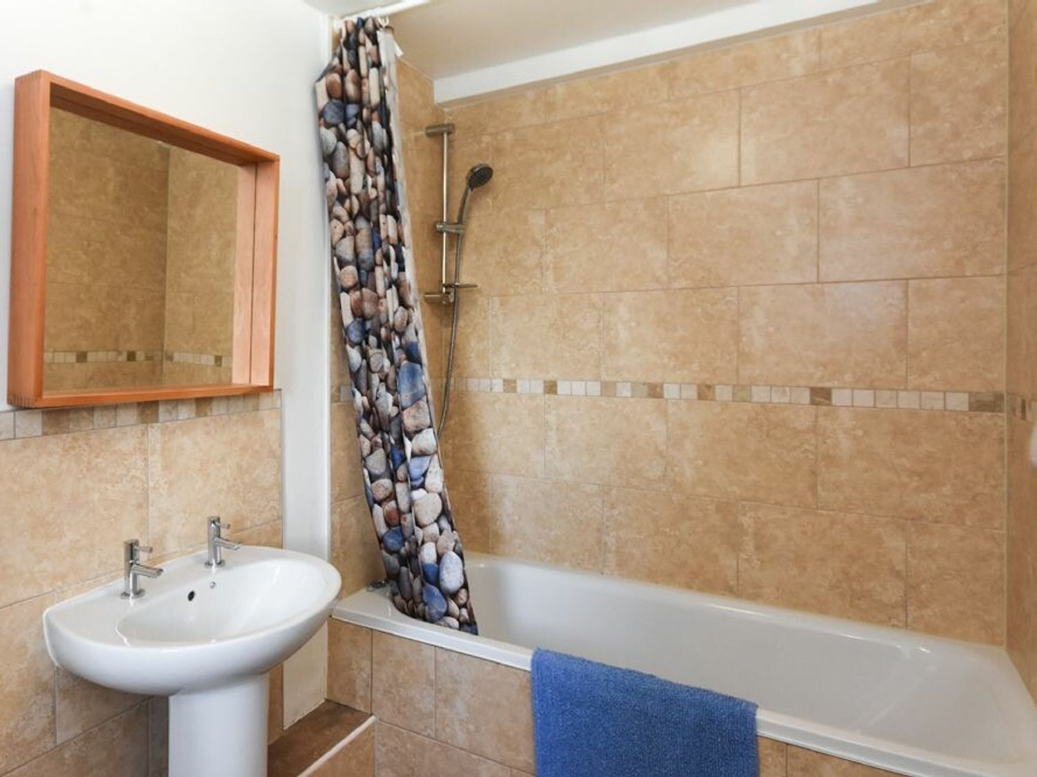 Une salle de bain avec une baignoire, un lavabo et une douche.