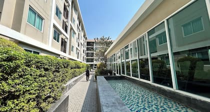 Chic 1-bedroom apartment with WiFi, fitness room in charming Tambon Khlong Song