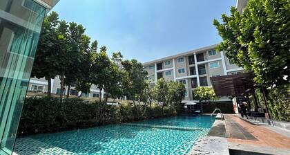 Chic 1-bedroom apartment with WiFi, fitness room in charming Tambon Khlong Song