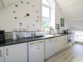 Refrigerador, lavavajillas, tetera/pava eléctrica, tostadora