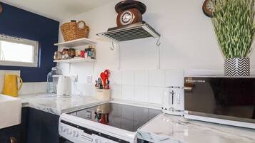 Lemari es, ketel listrik, dan peralatan masak/sendok-piring