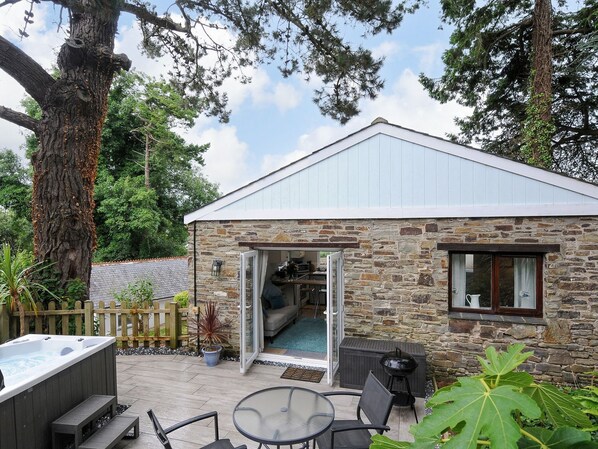 Outdoor dining - Tarka View (Bideford)