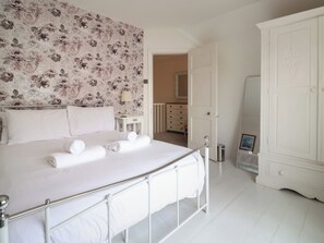 2 bedrooms, individually decorated, individually furnished, free WiFi - 18 Chamberlaine Road (Weymouth)