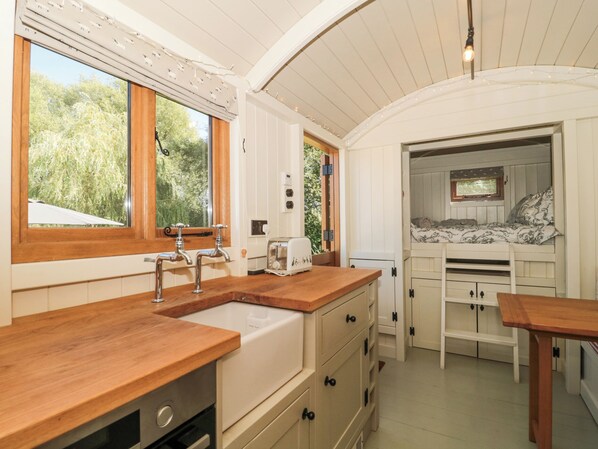 Een koelkast, een waterkoker, een broodrooster