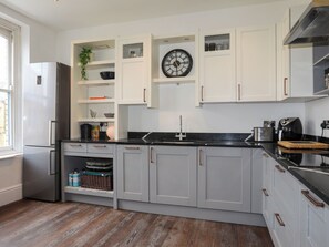 Fridge, dishwasher, electric kettle, cookware/dishes/utensils - Harbourside Apartment (Pwllheli)