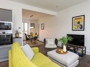Living area - Harbourside Apartment (Pwllheli)