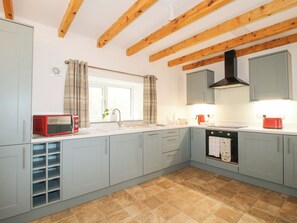 ثلاجة، غسالة أطباق، غلّاية كهربائية، مستلزمات طهي/أطباق/أوعية