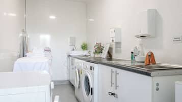 Frigorífico, lavavajillas, hervidor eléctrico y utensilios de cocina