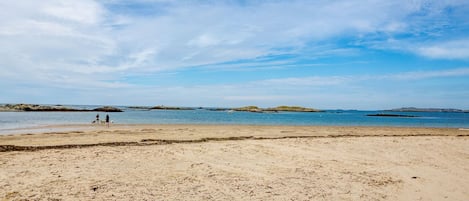 Una playa cerca
