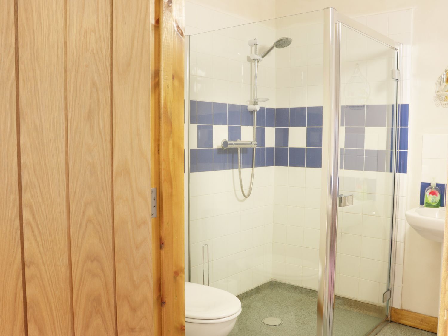 Une petite salle de bain avec une douche, des toilettes et un lavabo.
