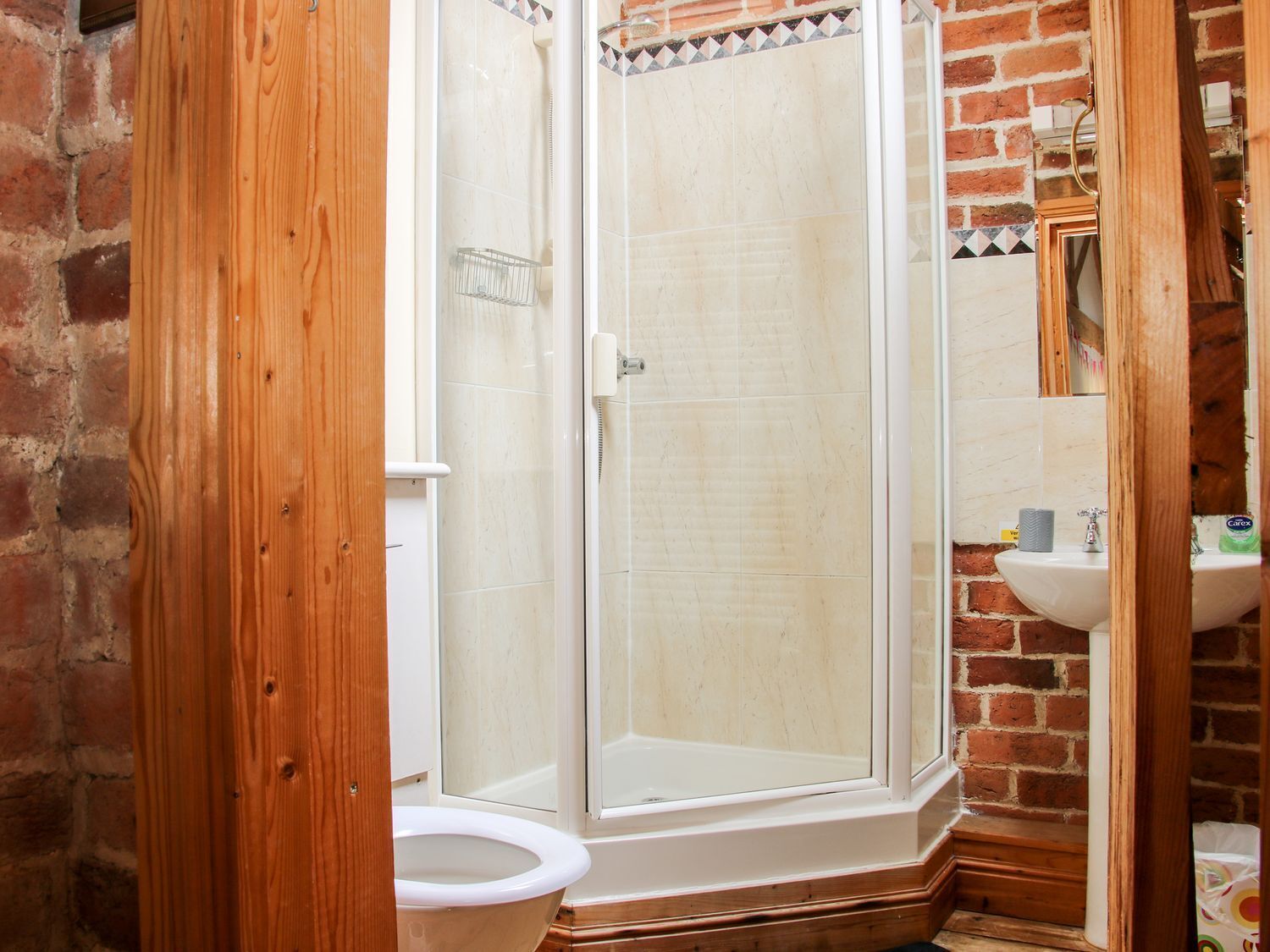 Une salle de bain avec douche, toilettes et lavabo.